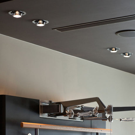 Fabbian Beluga Halbeinbauleuchten an einer modernen Decke, ideal für Badezimmer oder Flur.
