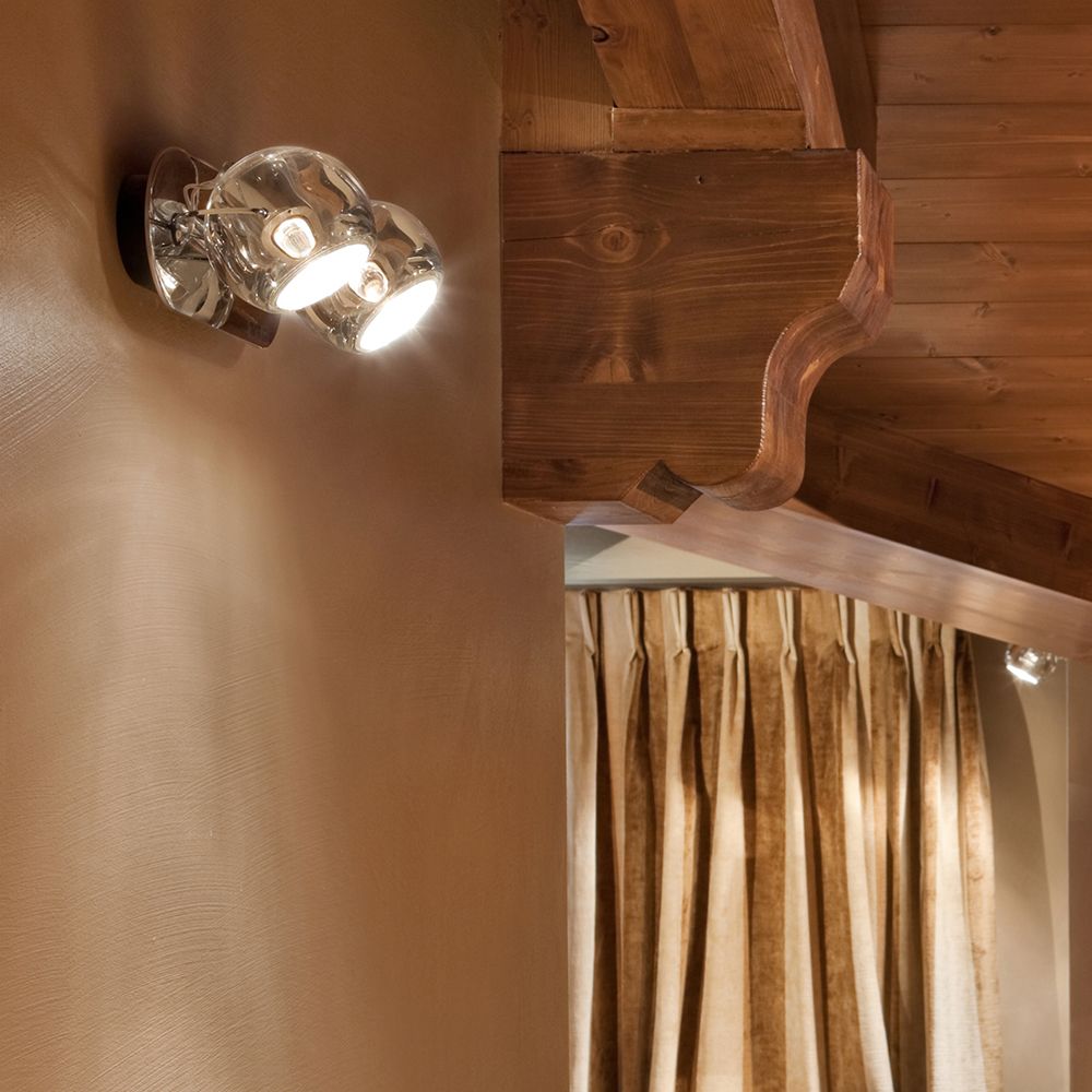 Fabbian Beluga Wand- & Deckenlampe 2-flammig an einer Wand in einem modernen Wohnraum