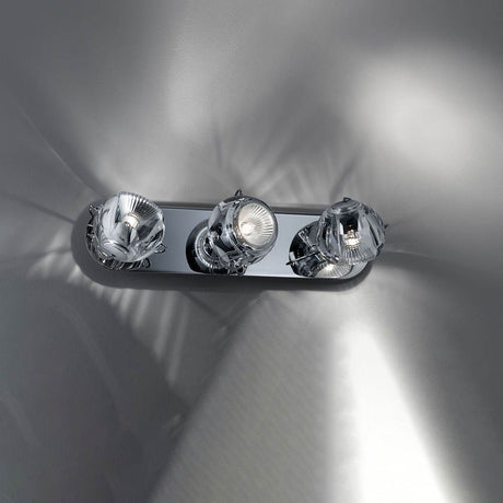 Fabbian Beluga wall and ceiling lamp, 3-light, with clear crystal diffuser in a modern design.