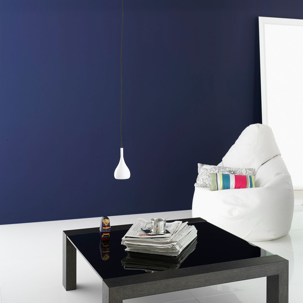 Moderne Bijou Hängeleuchte Mini GU10 in einem stilvollen Wohnzimmer mit blauer Wand und schwarzem Tisch.