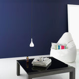 Moderne Bijou Hängeleuchte Mini GU10 in einem stilvollen Wohnzimmer mit blauer Wand und schwarzem Tisch.