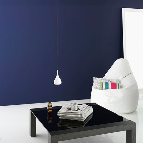 Moderne Bijou Hängeleuchte Mini GU10 in einem stilvollen Wohnzimmer mit blauer Wand und schwarzem Tisch.