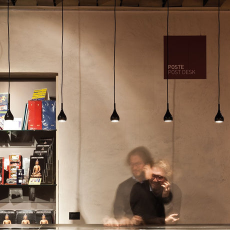 Moderne Bijou Hängeleuchten über einem Postdesk, ideal für Küche oder Bar, in einer stilvollen Umgebung.