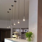 Moderne Fabbian Bijou Hängeleuchten in einem eleganten Bar-Setting, ideal für Küche oder Wohnzimmer.