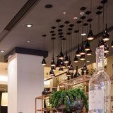 Fabbian Bijou Hängeleuchte Mini GU10 im modernen Restaurant-Interieur mit stilvollen schwarzen Leuchten.