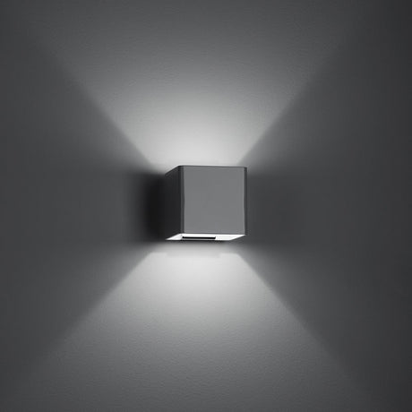Fabbian Bijou LED-Wandlampe in elegantem design mit symmetrischen Lichteffekten auf der Wand.