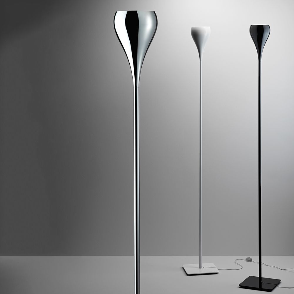 Fabbian Bijou Stehleuchte Ø 16cm in Weiß, Schwarz und glänzendem Chrom auf grauem Hintergrund.