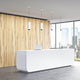 Helle Empfangstheke mit Fabbian Claque LED-Pendelleuchte Medium 20cm und modernem Interieur.