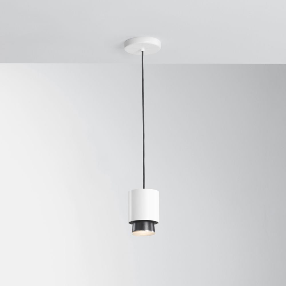 Fabbian Claque LED-Pendelleuchte Small 10cm in modernem Design mit weiß lackiertem Aluminium und schwarzer Streulinse.