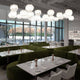 Fabbian Cloudy Pendelleuchte Ø 26cm in elegantem Restaurant mit moderner Einrichtung und stilvollem Ambiente.