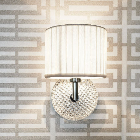 Fabbian Diamond&Swirl væglampe med en elegant sort og hvid lampeskærm på en moderne væg.