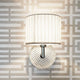 Fabbian Diamond&Swirl Wandlampe mit elegantem schwarz-weißem Lampenschirm an einer modernen Wand.