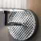 Detailansicht der Fabbian Diamond&Swirl Wandlampe mit elegantem Design und facettierter Oberfläche.