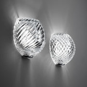 Fabbian Diamond&Swirl Wandleuchte Diamond Ø 22cm mit Halbkristallkugel und raffinierten Motiven an der Wand.