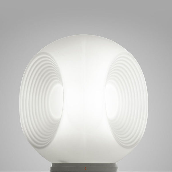 Fabbian Eyes Tischlampe Ø 17,5cm, weiße Glastischlampe mit Rillen für Nachttisch, Wohnzimmer oder Büro