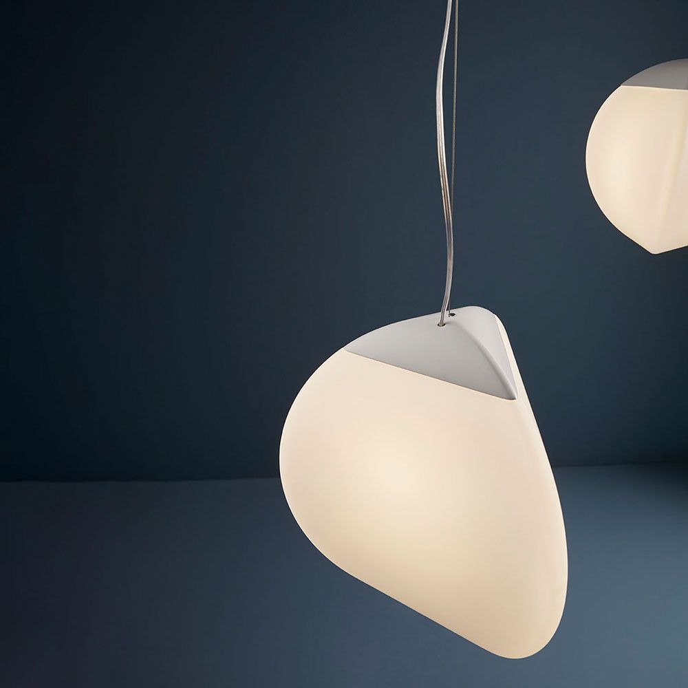 Fabbian Fruitfull LED-Pendelleuchte Big in einer modernen Wohnung, ovales Design, sanftes Licht.