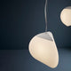 Fabbian Fruitfull LED-Pendelleuchte Big in einer modernen Wohnung, ovales Design, sanftes Licht.