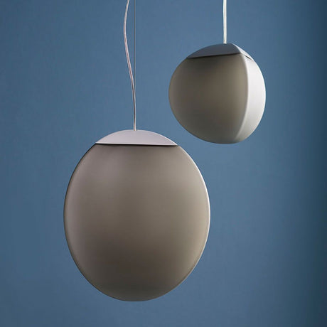 Fabbian Fruitfull LED-Pendelleuchte Mini schwebt elegant im Raum mit glattem, modernem Design und sanftem Licht.