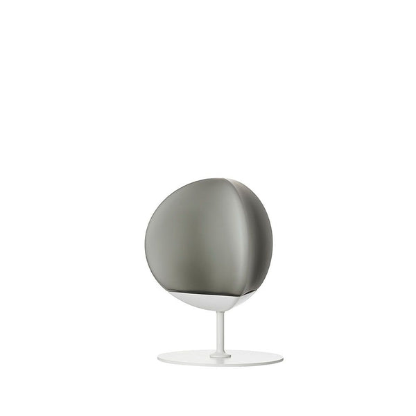 Fabbian Fruitfull LED-Tischleuchte Mini in modernem Design mit reflektierender Oberfläche auf einem stabilen Sockel.