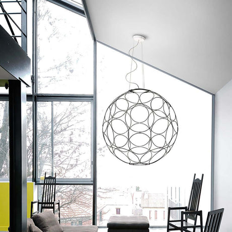 Fabbian Giro LED-Hängeleuchte Ø 85cm in modernem Raum mit großen Fenstern