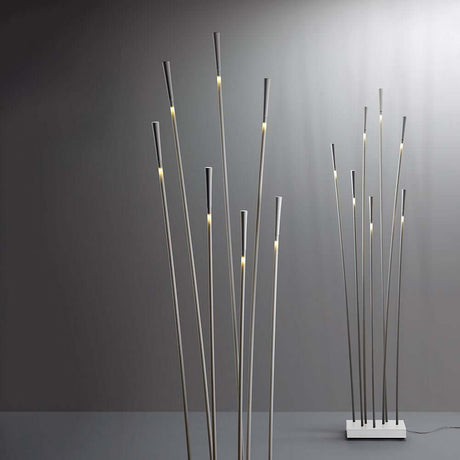 Fabbian Giunco LED-gulvlampe Piantana med 7 lyskilder og elegant design med fleksible diffusorer.