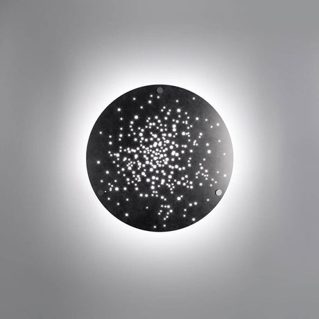 Fabbian Lens LED-Wandleuchte Ø 60cm mit beeindruckenden Licht-Effekten auf schwarzem Hintergrund.