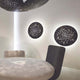 Fabbian Lens LED-Wandleuchte Ø 90cm an der Wand, schafft beeindruckende Lichtakzente im Innenraum.