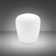 Fabbian Lumi Tischlampe Baka Ø 33cm aus weißem Glas auf einem Tisch, modernes Design für Wohnzimmer und Schlafzimmer.