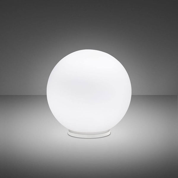 Fabbian Lumi Tischlampe Sfera Mini in klassischer runder Form, ideal für moderne und elegante Räume.