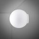Fabbian Lumi Wandlampe Sfera Mini an der Wand mit gleichmäßigem warmen Licht.