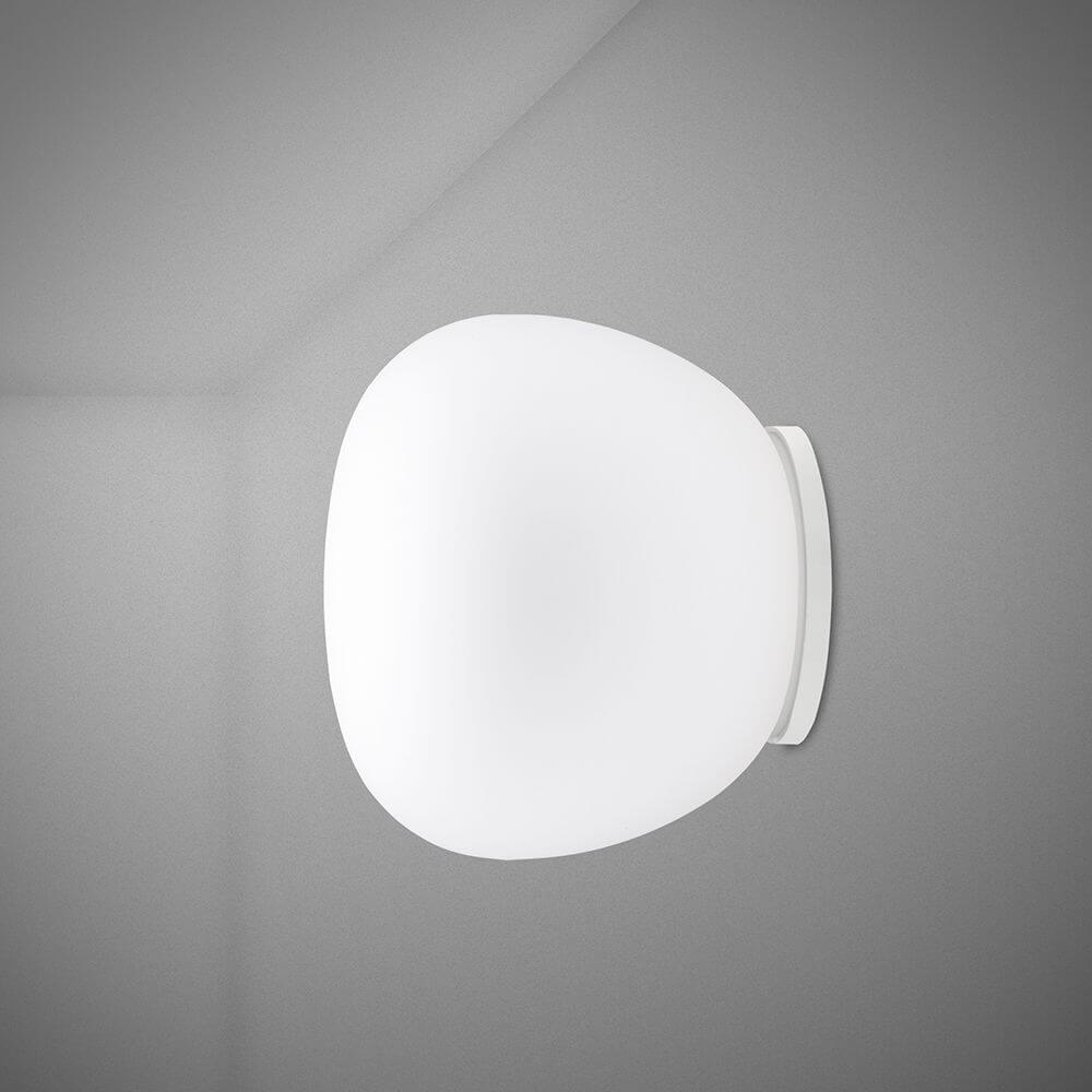 Fabbian Lumi Wandleuchte Mochi Ø 30cm an einer Wand montiert, modernes Design mit hoher Lichtausbeute.