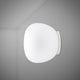 Fabbian Lumi Wandleuchte Mochi Ø 30cm an einer Wand montiert, modernes Design mit hoher Lichtausbeute.