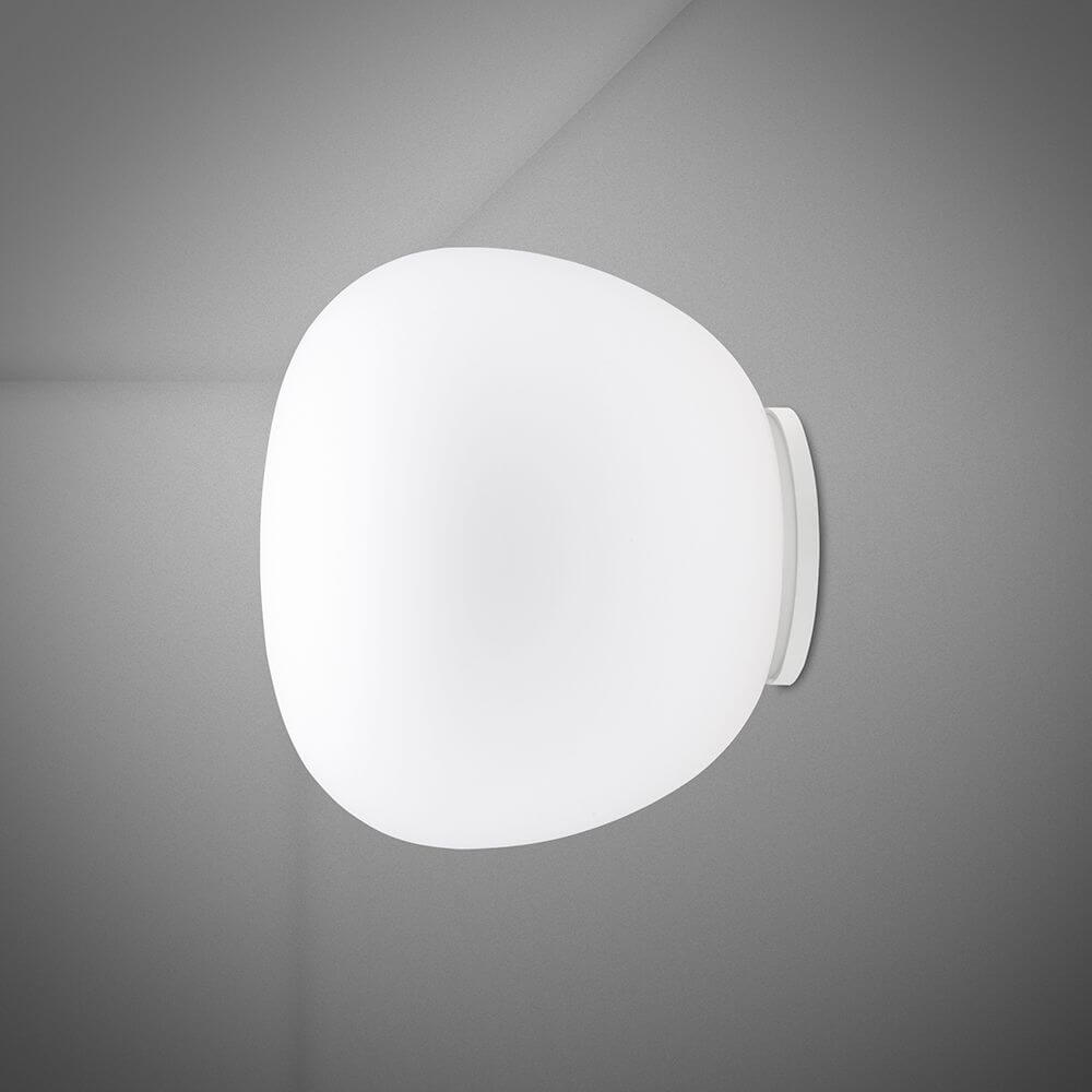 Fabbian Lumi Wandleuchte Mochi Ø 38cm an einer Wand, modernes und klassisches Design, energiesparend.