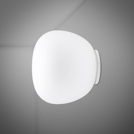 Fabbian Lumi Wandleuchte Mochi Ø 38cm an einer Wand, modernes und klassisches Design, energiesparend.