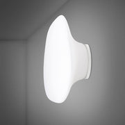 Fabbian Lumi vegglampe Mycena Large på en vegg, elegant design med hvit glassdiffusor