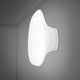 Fabbian Lumi Wandleuchte Mycena Large an einer Wand, elegantes Design mit weißem Diffusor aus Glas