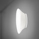 Fabbian Lumi Wandleuchte Mycena Small an einer grauen Wand montiert, mit elegantem Design und weißem Diffusor.