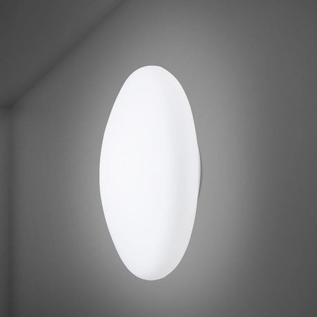 Fabbian Lumi Wandleuchte White Large an der Wand installiert, modernes Design aus weißem Glas.