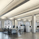 Moderne Büroräumlichkeiten mit großen Fenstern und ergonomischen Möbeln, ideal für produktives Arbeiten.