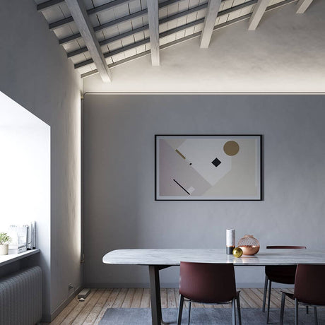 Fabbian Metro LED-Strip-Leuchte 6m in modernem Innenraum mit Skulpturen und eleganter Beleuchtung.