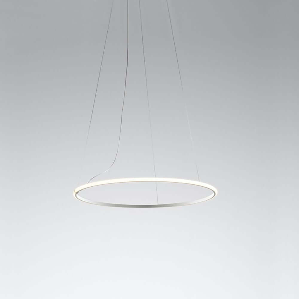 Fabbian Olympic LED-Hängeleuchte Ø 62,6cm mit modernem Design und weiß lackierter Aluminiumstruktur.