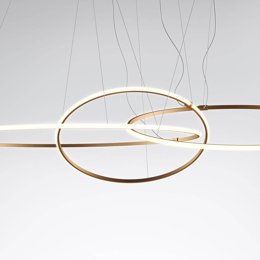 Fabbian Olympic LED-Hängeleuchte 3-flammig mit modernem Design und weiß lackiertem Aluminium.