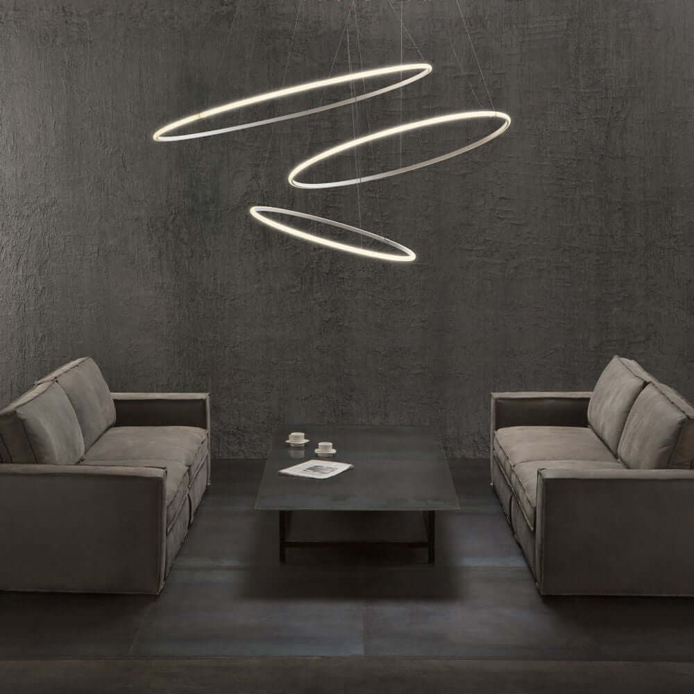 Fabbian Olympic Power LED-Hängeleuchte 3-flammig im modernen Wohnzimmer über einem Couchtisch.