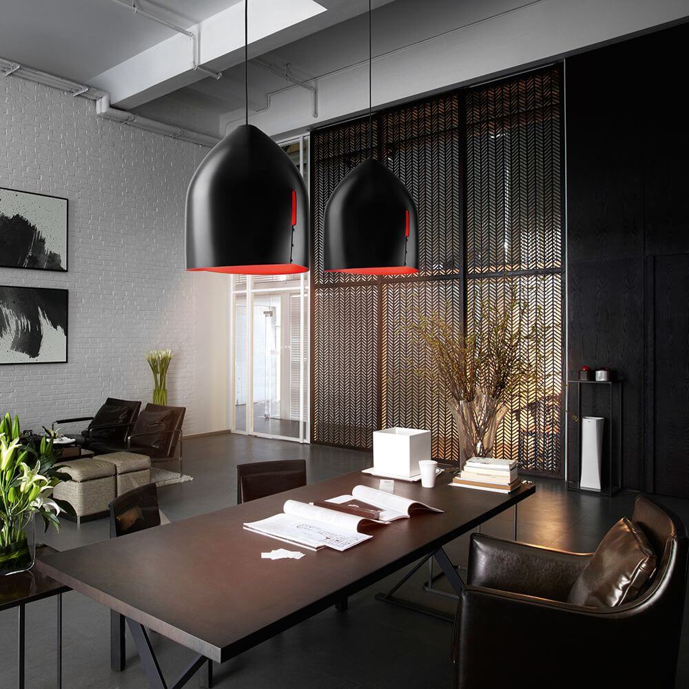 Fabbian Oru Pendelleuchte Mini in modernem Wohnzimmer mit stilvollem Tisch und Pflanzen.