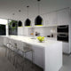 Moderne Küche mit Fabbian Oru Pendelleuchte Mini, eleganten Stühlen und stilvollem Design.