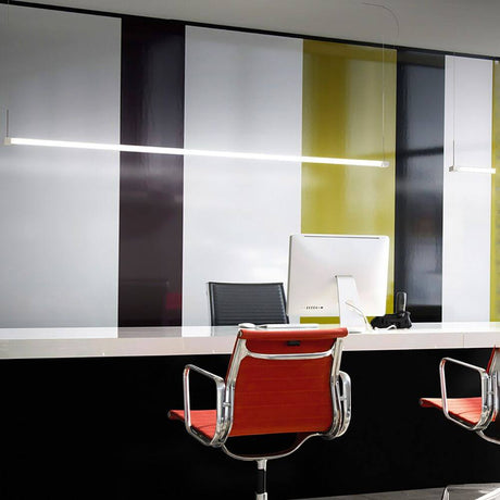 Fabbian Pivot LED-Hängeleuchte 52W 230V über einem modernen Schreibtisch in einem stilvollen Büro.
