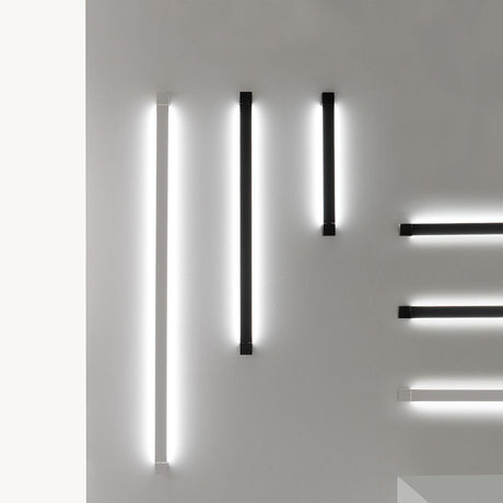 Fabbian Pivot LED-Wandleuchten in Weiß und Schwarz an einer Wand montiert, modernes Beleuchtungskonzept.