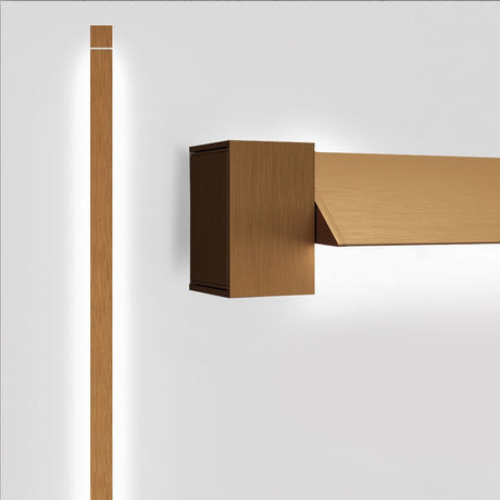 Fabbian Pivot LED-Wandleuchte in Holzoptik, modern mit roter Struktur für flexible Lichtausrichtung.