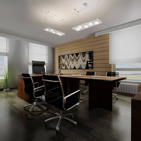 Fabbian Quarter LED-Pendelleuchte rechteckig in modernem Büro mit Sitzgelegenheiten und Fenster.