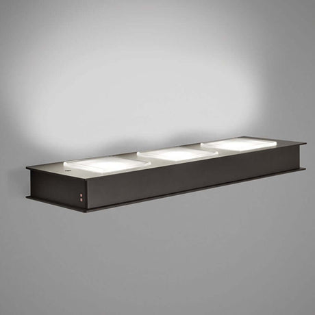 Fabbian Kvarter LED-Rektangulær 3-pære væglampe lavet af metal med hvide, sorte og polerede overflader.